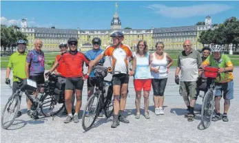  ?? FOTO: PRIVAT ?? Vor dem Karlsruher Schloss entsteht das Erinnerung­sfoto zur Weinradtou­r.