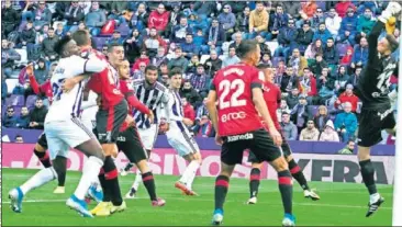  ??  ?? Joaquín marca el primer gol pucelano, a la salida de un córner, con Salisu peleando la posición.