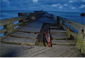  ??  ?? La jetée ouest et son estacade en bois ont été fortement endommagée­s par la mer. Elle est interdite au public jusqu’à nouvel ordre.