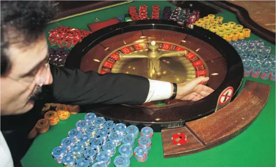  ?? ?? Nos dois últimos anos, casinos perderam quase 60% da receita. Em contrapart­ida, a do jogo online subiu mais de 60%.