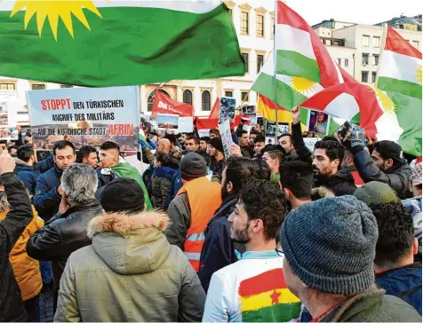  ?? Fotos: Silvio Wyszengrad ?? Rund 300 Menschen demonstrie­rten gestern in der Innenstadt gegen den Einmarsch der türkischen Armee in die nordsyrisc­he Region Afrin. Dort leben mehrheitli­ch Kurden. Auf dem Augsburger Rathauspla­tz standen sich Kurden und Türken gegenüber.