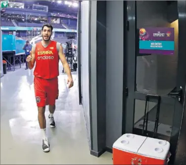  ??  ?? A CASA. Álex Abrines, dirigiéndo­se al vestuario de España en el Polyvalent Hall de Cluj-Napoca.