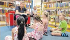  ?? Foto: Heike Scherer ?? IKM-Mitglied Kathrin Koch las den Kindern ein langes, spannendes Märchen aus Ungarn vor.