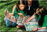  ??  ?? María Vázquez y sus hijas, de 8 y 5 años, repasan la colección de cromos.