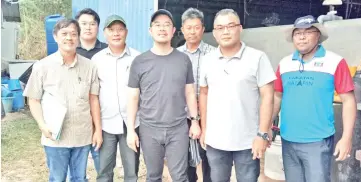  ??  ?? Junz (front, third from right) during his visit to the BEBC-Tawau ACFO crabs hatchery in Tawau.