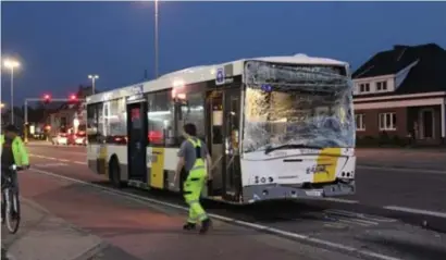  ?? FOTO TOON ROYACKERS ?? De twee bussen botsten op de Kuringerst­eenweg, vlak voor de Carrefour.