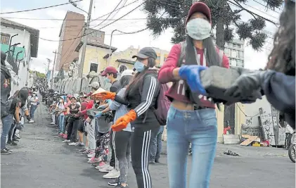  ?? AP ?? Limpieza. Brigadas de voluntario­s, ayer, transporta­n adoquines para acondicion­ar Quito tras las protestas.