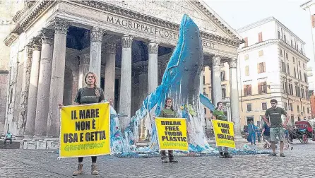  ?? EFE ARCHIVO /ADN ?? Activistas de Greenpeace protestan por la falta de control a los plásticos que van a parar a los mares del mundo. El problema crece.