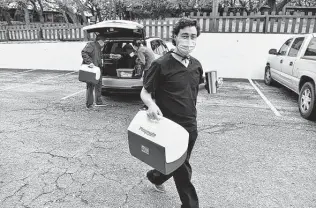  ?? Robin Jerstad / Contributo­r ?? Rafael Veraza arrives with a pig heart at Vascular Perfusion Solutions Inc. as testing continues on a new device that could allow cardiac transplant­s to remain viable in transport for up to eight hours.