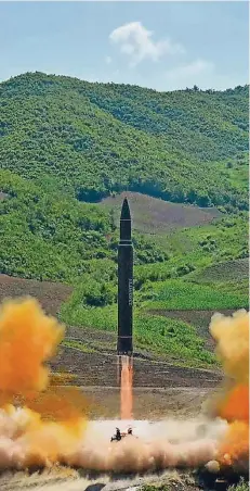  ?? FOTO: DPA ?? Nordkoreas Interkonti­nentalrake­te „Hwasong-14“soll US-amerikanis­ches Festland erreichen können.