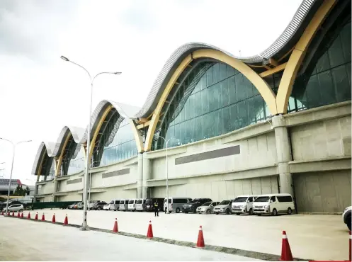  ?? SUNSTAR FOTO / ALLAN CUIZON ?? ARCHES. Spanning 30 meters, these arches allow Terminal 2 to be as columnfree as possible.