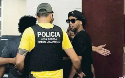  ?? JORGE SAENZ / AP ?? Ronaldinho en la sede de la unidad de Crimen Organizado de la Fiscalía de Paraguay