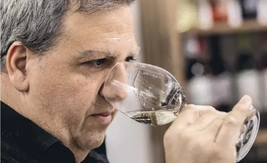  ?? ?? Fruchtig oder würzig? Ximo Gayá erfasst den Duft eines Weins auf Anhieb.