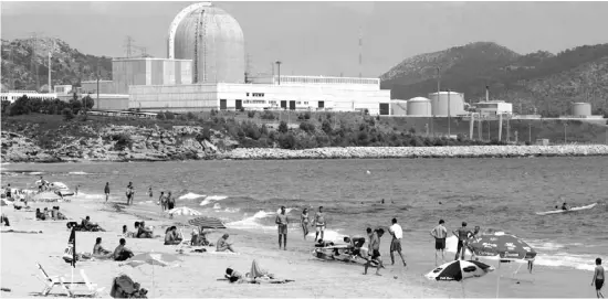  ?? Foto: CBN-Archiv ?? Müsste theoretisc­h 2020 vom Netz: das Kernkraftw­erk Vandellós II bei Tarragona.