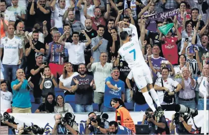  ?? KIKO HUESCA / EFE ?? Cristiano Ronaldo celebra el primer gol ante el Apoel, ayer, en el Santiago Bernabéu.