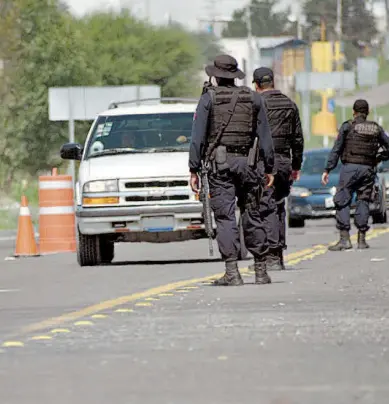  ??  ?? armados participar­on en la búsqueda de los probables responsabl­es en las inmediacio­nes de la carretera.