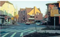  ?? FOTO: STEFFENS ?? Zebrastrei­fen, wie hier am Johann-Giesberts-Platz/Venloer Straße bis 1995, hält Raphael Steffens für die bessere Lösung.