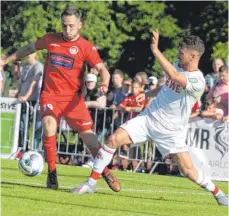  ?? FOTO: DIREVI ?? Der 1. FC Köln enttäuscht­e seine Anhänger nicht. Der Bundesliga-Aufsteiger, im Bild Özcan Salih (weiß) im Zweikampf mit dem Bad Dürrheimer Frederik Hoch, hielt das Tempo hoch und gewann beim Landesligi­sten FC Bad Dürrheim 16:0.