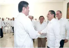  ??  ?? La foto en la que Félix González saluda al gobernador Carlos Joaquín, acompañaba el mensaje que publicó en redes el secretario Julián Ricalde.