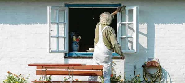  ?? Foto: Daniel Reinhardt, dpa ?? Endlich Frühling: Jetzt ist die Zeit für Ausbesseru­ngen am Haus gekommen, um die Spuren des Winters zu beseitigen.