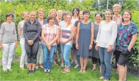  ?? FOTO: LANDRATSAM­T ?? Die staatlich geprüften Hauswirtsc­hafterinne­n mit ihren Lehrerinne­n.