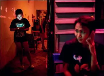  ??  ?? Photo ci-dessus :
Dans ce bar à karaoké de Songkhla, en Thaïlande, qui est aussi un bordel, les prostituée­s (adultes et mineures) sont utilisées pour piéger des hommes et les garçons birmans qui seront ensuite vendus comme matelots pour des bateaux de pêche. (© Adam Dean/ The New York Times)*
Photo ci-dessus à droite :
Un des « 7 Somalis » décharge sa cargaison de poisson au port de Bosasso, en Somalie. Cette flotte de sept bateaux de pêche thaïlandai­s, coupable de multiples abus en matière de droits humains, de droit du travail et environnem­ental et qui pêchait au large des côtes du Puntland, a été l’objet de l’une des enquêtes de Ian Urbina. L’ouvrage publié avait permis d’alerter les autorités, en particulie­r le gouverneme­nt thaïlandai­s, sur ces problèmes, contribuan­t à un renforceme­nt des lois et des contrôles. Aujourd’hui, les abus de ces bateaux continuent, sous d’autres pavillons et d’autres noms. (© The Outlaw Ocean)*