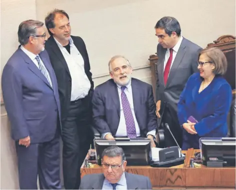  ?? FOTO: DEDVI MISSENE ?? ►► El senador Alejandro Guillier junto a sus pares Girardi, Montes, Quintana y Muñoz.