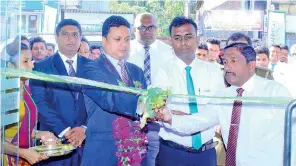  ??  ?? Kanrich Finance Director/ceo Shiran Weerasingh­e opening the relocated branch