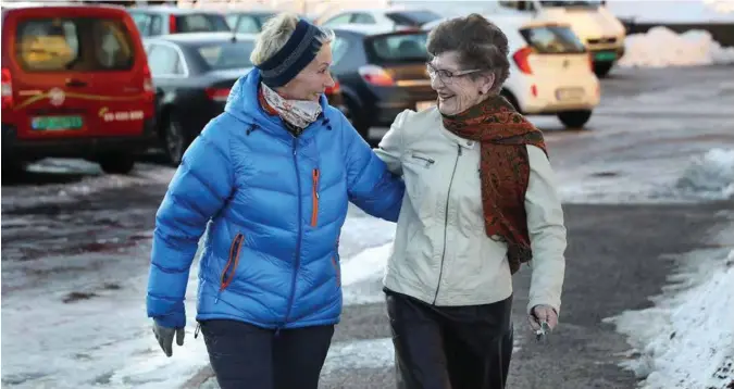  ?? FOTO: KJARTAN BJELLAND ?? Lissy Marie Robstad (t.h.) er glad for å få mer hjelp til å håndtere kreften. Her sammen med turkamerat Wenche Askelund fra Røde Kors.