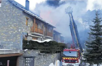  ?? DIPUTACIÓN DE HUESCA ?? Efectivos de Bomberos de la DPH, ayer durante las labores de extinción.