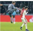  ?? FOTO: DPA ?? Thomas Müller tritt Nicolás Tagliafico. Er sieht dafür die Rote Karte.