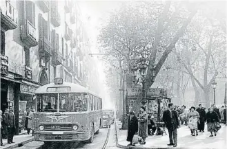  ?? Carlos Pérez de Rozas ?? L’autobús que anava de les Drassanes al passeig de la Bonanova, a la Rambla del 1960