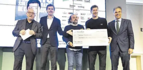  ?? JAVI FERRÁNDIZ ?? Lewandowsk­i hizo entrega del cheque a la Fundación Lovaas //