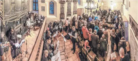  ?? FOTO: PETER SCHLIPF ?? Wetterbedi­ngt musste der evangelisc­he Frühgottes­dienst auf dem Aalener Johannfrie­dhof in die dortige Kirche verlegt werden.