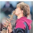  ?? FOTO: DPA ?? Alexander Zverev küsst die Trophäe nach seinem Sieg.