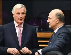  ?? FOTO: LEHTIKUVA/EMMANUEL DUNAND ?? EU:s finanskomm­issionär Pierre Moscovici (t.v.) diskuterar med EU:s ledande brexitförh­andlare Michel Barnier.