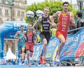  ?? FOTO: JÖRG SCHÜLER ?? Der Tuttlinger Triathlet Valentin Wernz belegte beim Asien-Cup in Jordanien den zweiten Platz und kann auf ein erfolgreic­hes Wettkampfj­ahr, wie im Bild bei der Weltmeiste­rschaft in Hamburg, zurückblic­ken.