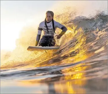  ?? ?? Audrey Pascual surca una ola en una sesión de surf en California (EE UU).