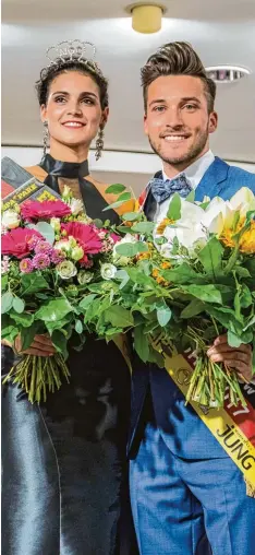  ?? Foto: Michael Eichhammer ?? Carolin Lisa Villani und Marcel Halder sind Miss und Mister Augsburg. Der 22 Jähri ge holte einen Tag später den Titel Mister Bayern.