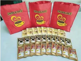  ??  ?? 迎樂咖啡（Indocafe）與星洲日報攜手聯辦的­新春大派送，今日送出500份咖啡­禮袋。