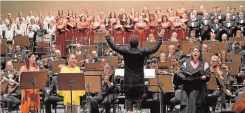  ?? GUILLERMO MENDO ?? Axelrod dirigiendo a la Sinfónica, coros y solistas en el concierto de apertura de temporada