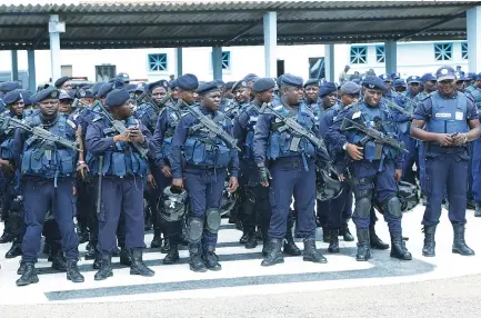  ?? DOMINGOS CADÊNCIA|EDIÇÕES NOVEMBRO ?? Efectivo da Polícia Nacional encorajado a manter a postura e prontidão para assegurar o êxito nas eleições gerais deste ano