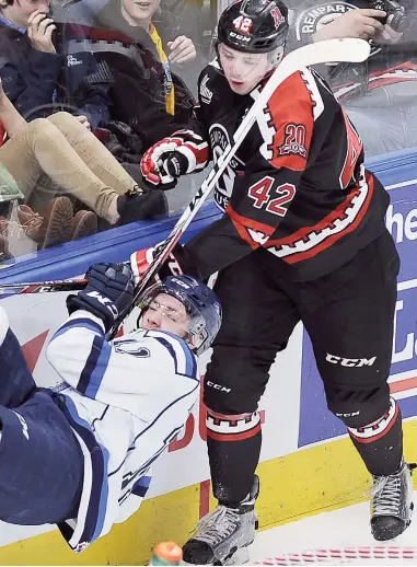  ??  ?? Malgré le jeu physique d’andrew Picco (42), les Remparts ont dû s’avouer vaincu hier soir contre les Saguenéens.