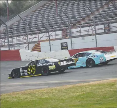  ?? Photo courtesy of Don Thompson ?? Lane Anderson (#44) and Kenna Mitchell battle in Jr. late models at the All-american Speedway in Roseville.