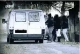  ??  ?? SchiaviUn gruppo di migranti sale sui furgoni dei caporali per andare a lavorare nei campi della Sila in provincia di Cosenza. Chi si ribellava veniva picchiato