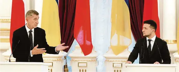  ?? FOTO ČTK ?? Podpora Ukrajině. Prezident Volodymyr Zelenskyj (vpravo) ocenil stanovisko českého premiéra Andreje Babiše, že Krym a Donbas jsou součástí Ukrajiny.