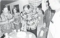  ??  ?? (gambar atas) SATU lagi kejutan meraikan harijadi Ewon yang disediakan tuan rumah Abd Razak Kahar (kanan) di Kampung Lohan Ulu.