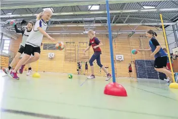  ?? RP-FOTO: JÜRGEN LAASER ?? Vom TV Erkelenz waren (v.l.) Clara, Clara, Dena und Leonie bei der HVN-Sichtung mit dabei und dribbelten sich durch die Karl-Fischer-Sporthalle.