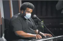  ?? CHRIS PIZZELLO/INVISION ?? Comic Craig Robinson wears a mask as he plays the keyboard during a “Laughter is Healing” livestream event.