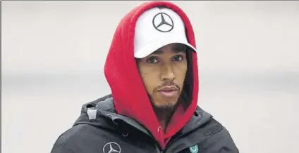  ?? FOTO: GETTY ?? Lewis Hamilton llegaba escondido bajo una capucha roja a Shanghai el pasado jueves, síntoma del momento personal que está pasando